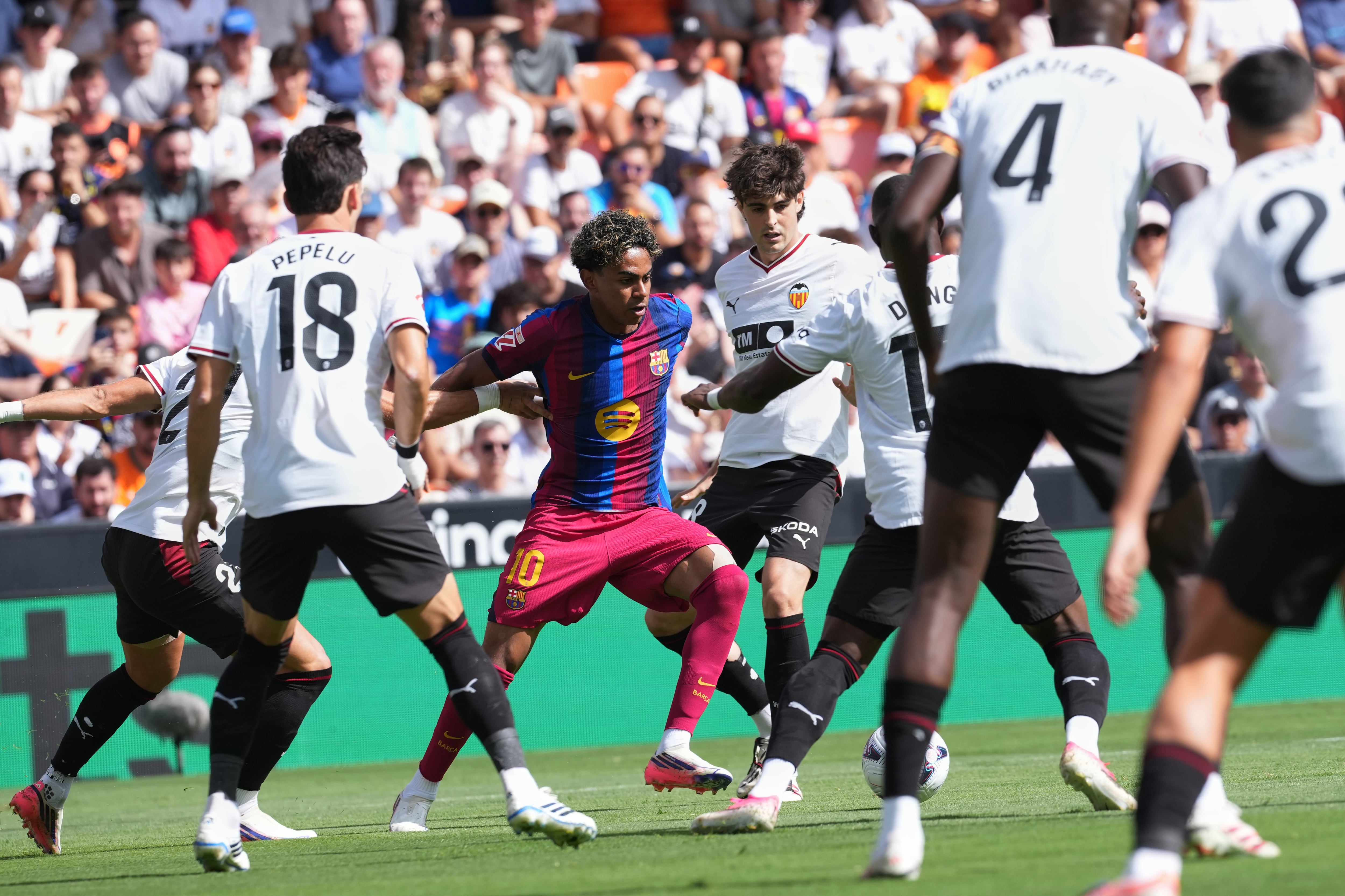Yamal scores twice as Barcelona wins 4th straight game in La Liga, Arsenal beats Chelsea