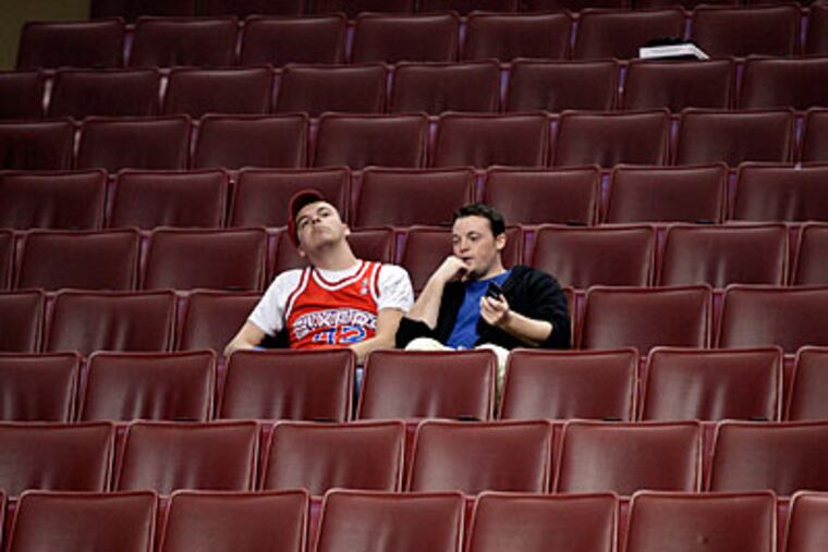 The 76ers' last home game of the season drew an announced crowd of 17,401. (Elizabeth Robertson/Staff Photographer)