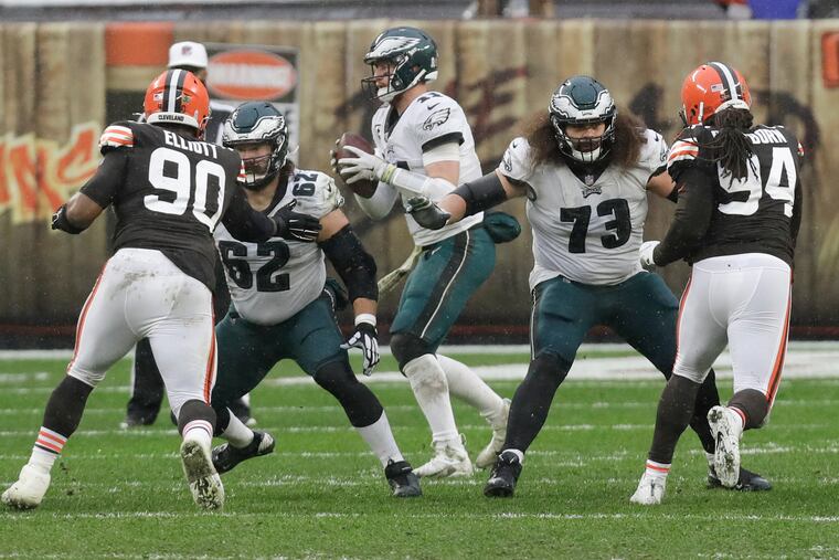 Jason Kelce (62) returned to Sunday's game wearing a left arm sleeve, pictured here.