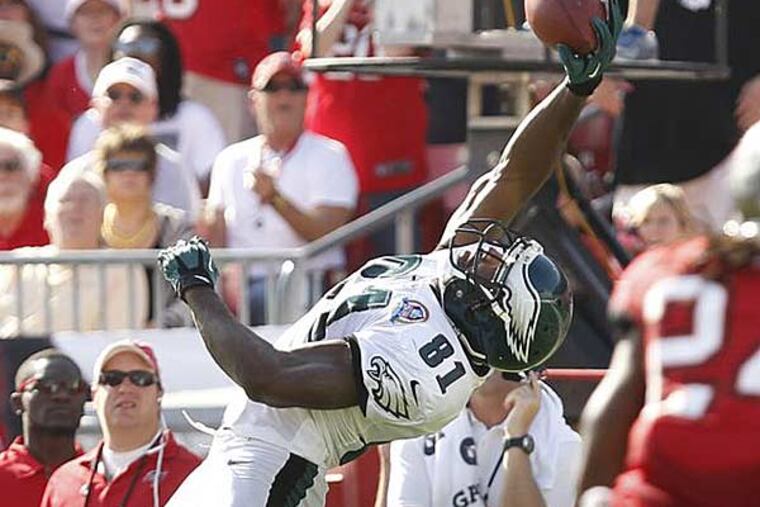 Jason Avant makes a one-handed catch during first half of the Eagles' win over the Buccaneers Dec. 9, 2012. (Ron Cortes/Staff Photographer)