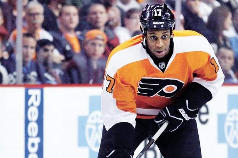The Flyers’ Wayne Simmonds took in a Phils game Saturday and signed autographs with his good hand.
Yong Kim / Staff Photographer