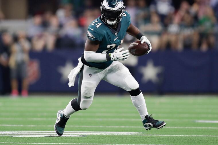Eagles running back Jordan Howard is averaging 4.5 yards per carry.