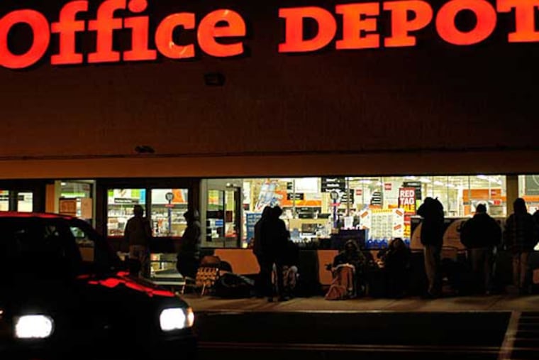 Crowds made their way to an Office Depot in Cherry Hill. (File photo: Tom Gralish / Staff Photographer)