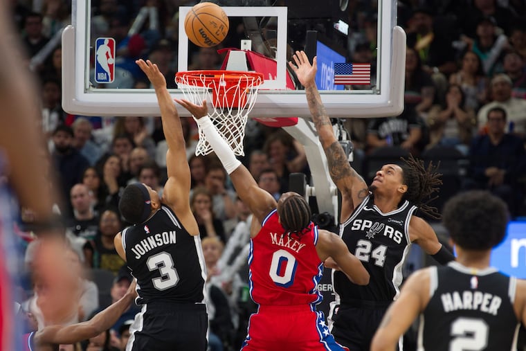 Sixers guard Tyrese Maxey (center) didn't score his first field goal until the third quarter.
