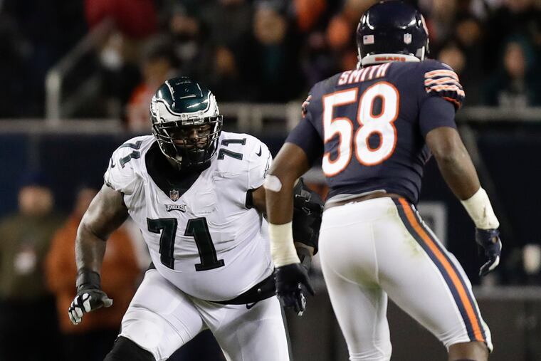 Jason Peters watches Bears linebacker Roquan Smith during the fourth quarter of the Eagles' win.