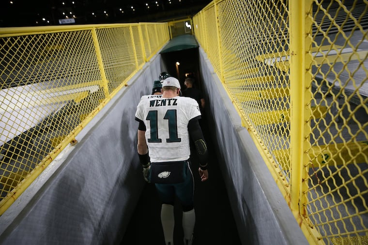 Carson Wentz walks off the field after the Eagles' 30-16 loss to the Packers in Green Bay.