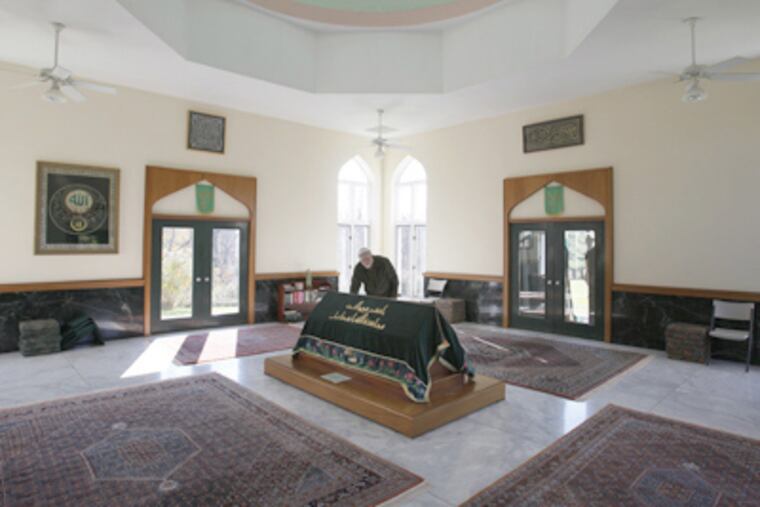Caretaker Muhammad Lowe tends to the shrine of the Bawa Muhaiyaddeen Fellowship's founder. (Michael S. Wirtz / Staff Photographer)