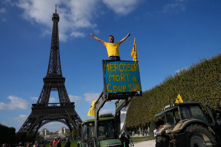 FILE - French farmers protest against the Mercosur trade alliance with South America countries, Tuesday, Oct. 14, 2025 near the Eiffel Tower in Paris. (AP Photo/Michel Euler, File)
