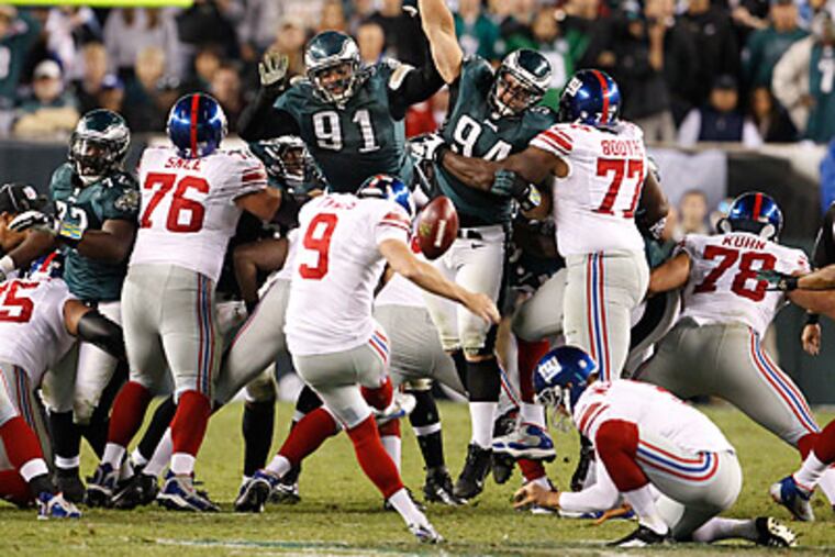 Giants kicker Lawrence Tynes can't hit a 54-yard field goal in the game's final moments. (Ron Cortes/Staff Photographer)