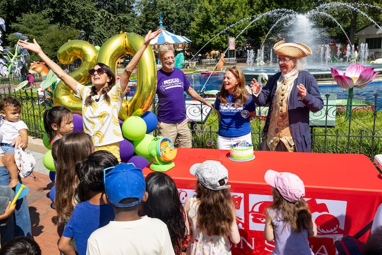Children sang "Happy Birthday" alongside Benjamin Franklin reenactor Bill Robling and Historic Philadelphia Inc. president and CEO Amy Needle (middle) as Franklin Square celebrated the 20th anniversary of its revitalization on Saturday.