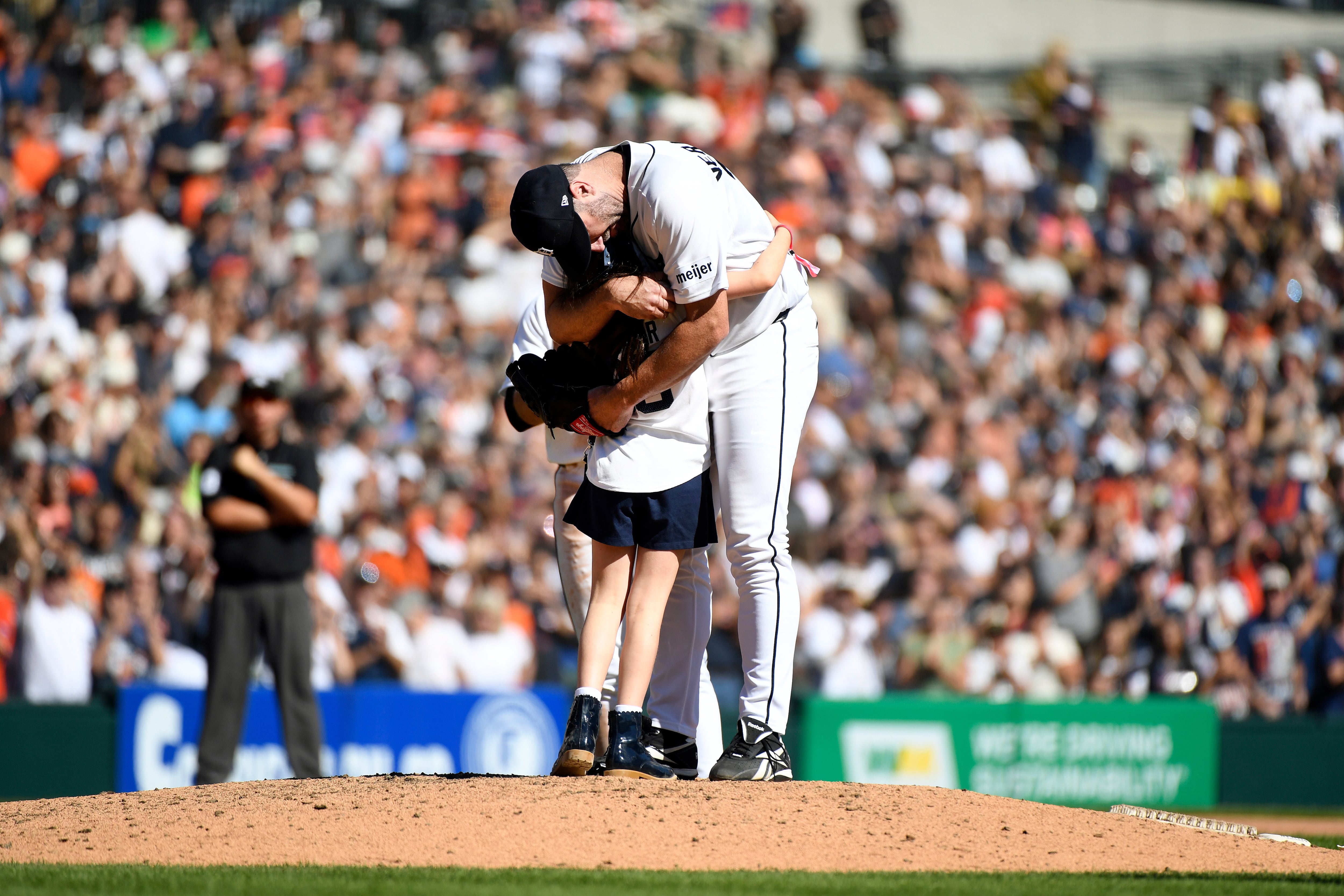 Verlander leaves final start of 21-year career as 7-year-old daughter sprints to the mound for hug