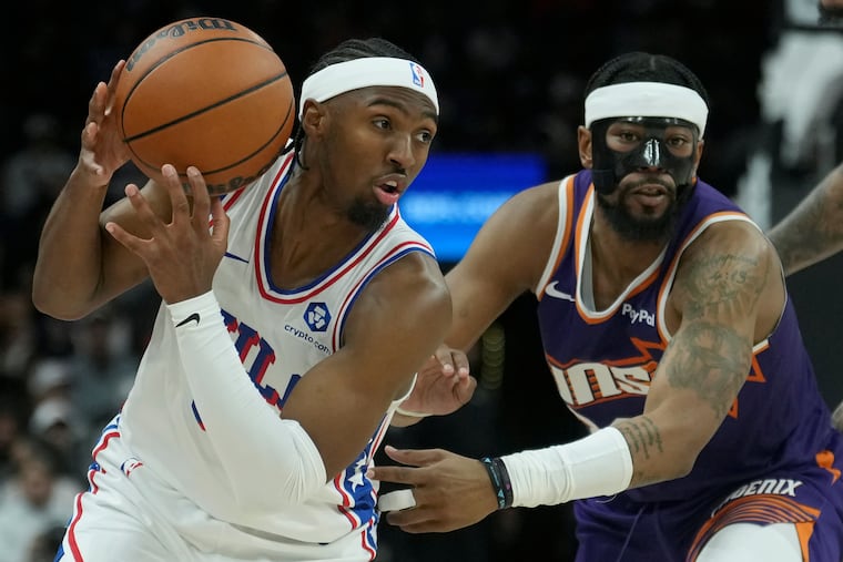 Sixers guard Tyrese Maxey (left) battles with Suns guard Jordan Goodwin during the first half of Saturday's Sixers win in Phoenix.