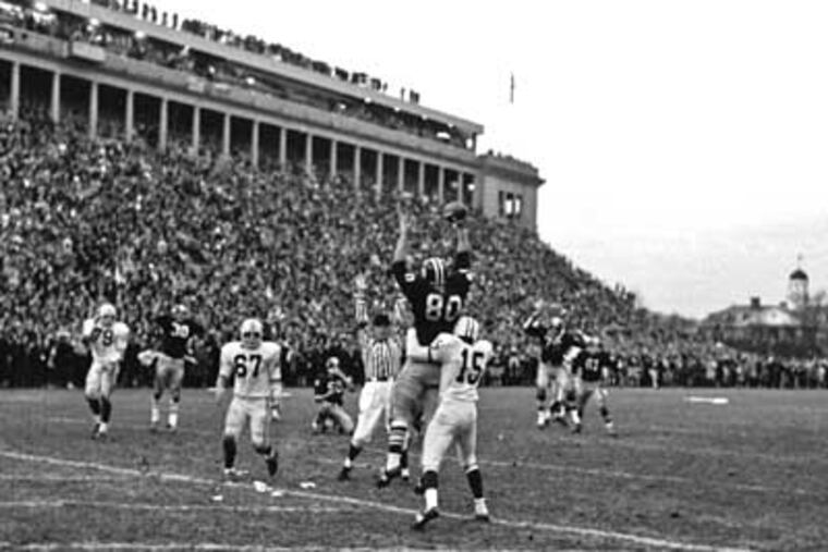 Harvard's Pete Varney catches the two-point conversion that brings the score to 29-29 .