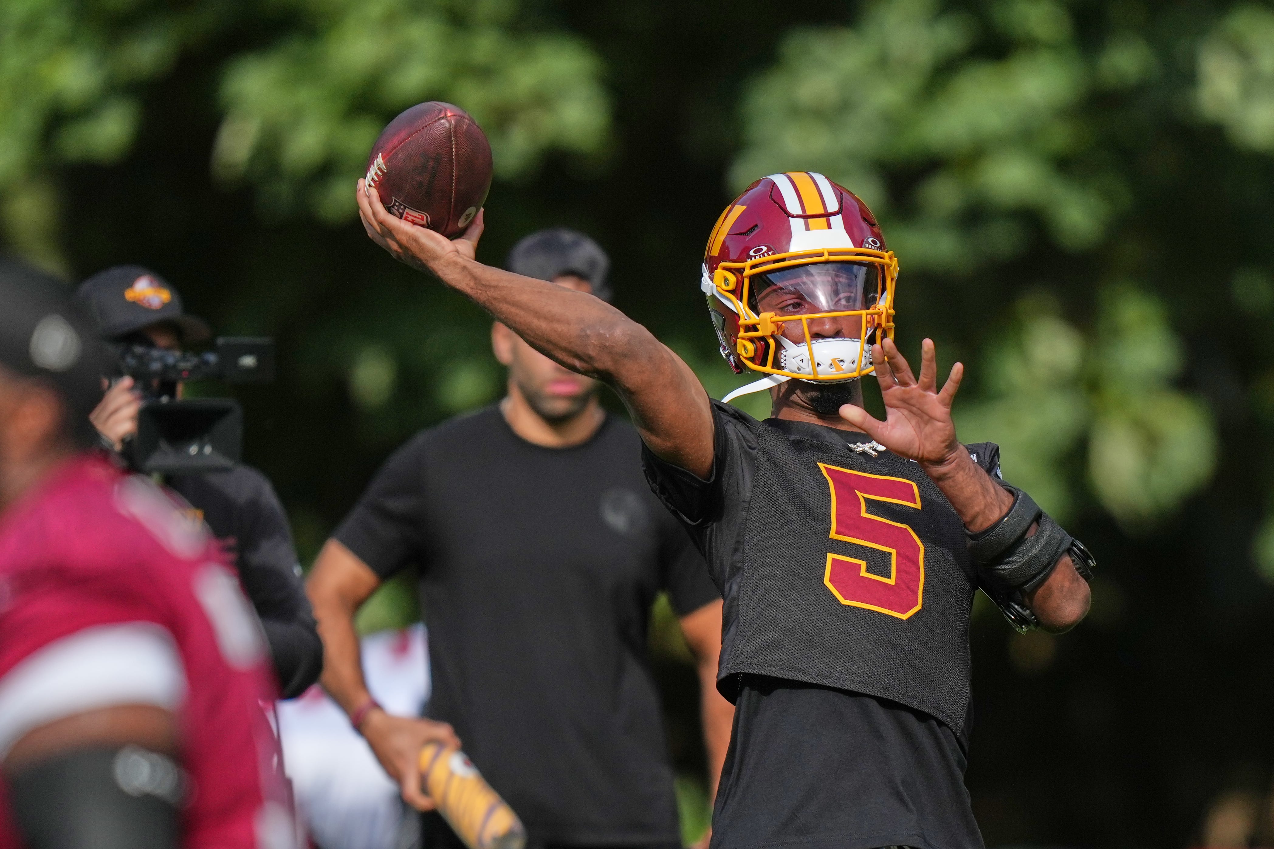 Jayden Daniels pledges to 'embrace the brace' on left arm as Commanders QB returns to practice