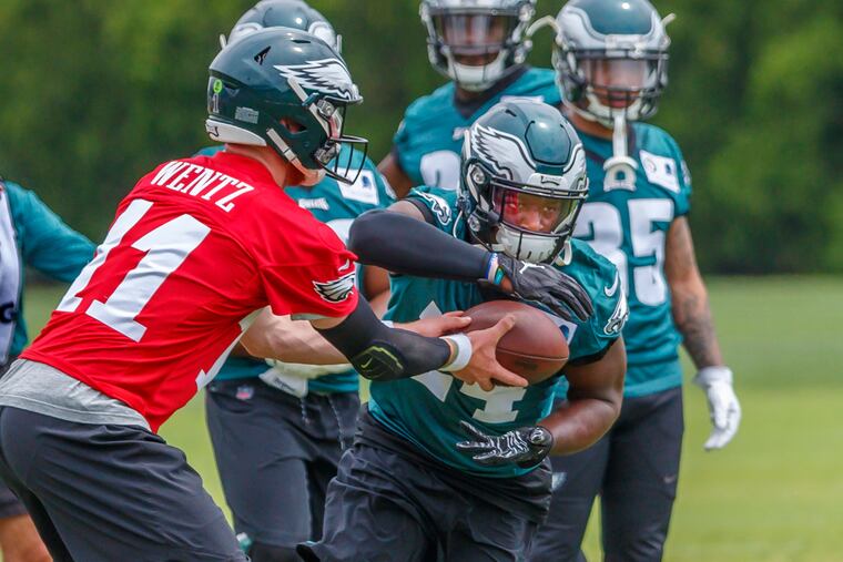 Jordan Howard takes a handoff from Carson Wentz during OTAs.