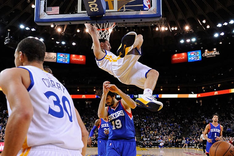 Warriors guard Klay Thompson (11, top) dunks the ball against Sixers forward Furkan Aldemir (19). (Kyle Terada/USA Today)
