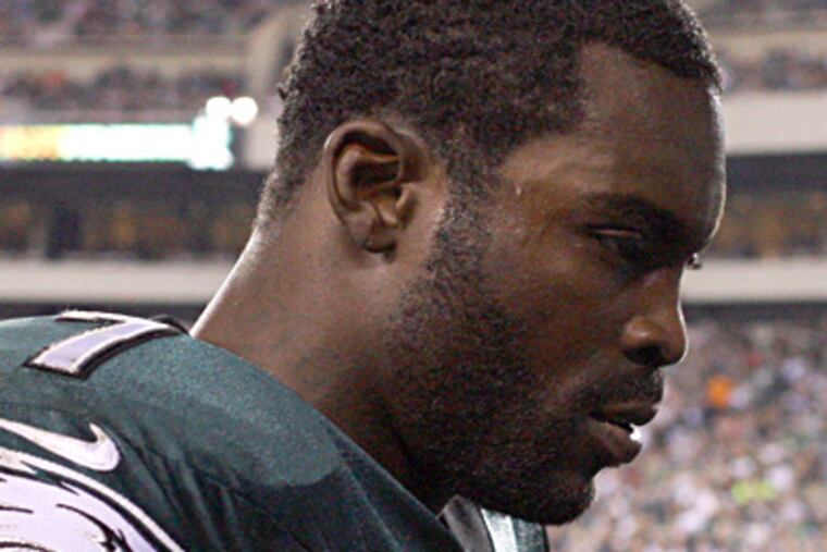 Eagles quarterback Michael Vick leaves the Dallas game after getting hurt Sunday. YONG KIM / Staff Photographer