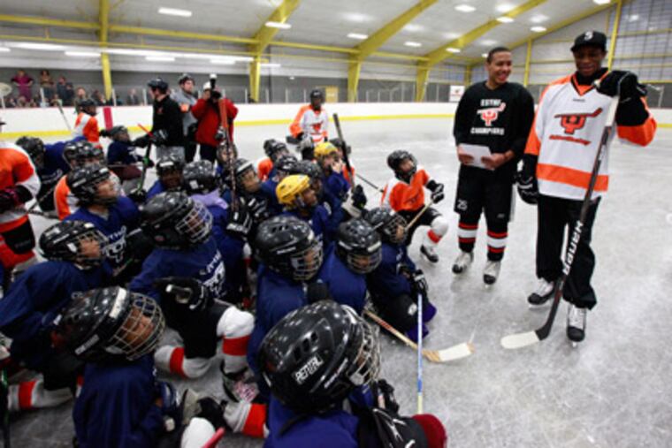 The Flyers' Wayne Simmonds teaches basic hockey skills to young aspiring boys and girls from the Ed Snider Youth Hockey Foundation at the newly refurbished Simons Ice Rink. (David Swanson / Staff Photographer)