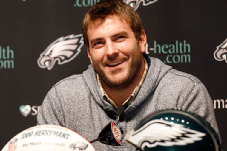 Eagles offensive tackle, Todd Herremans, smiles after signing a
three-year extension. (Yong Kim/Staff Photographer)