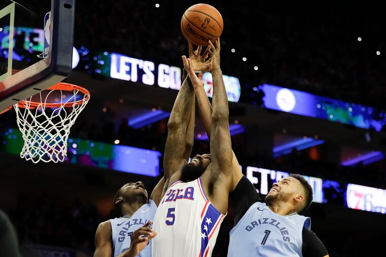 Sixers center Amir Johnson reaches for the basketball against Memphis Grizzlies forward Kyle Anderson (right) and forward Jaren Jackson Jr., on Sunday, December 2, 2018 in Philadelphia. YONG KIM / Staff Photographer