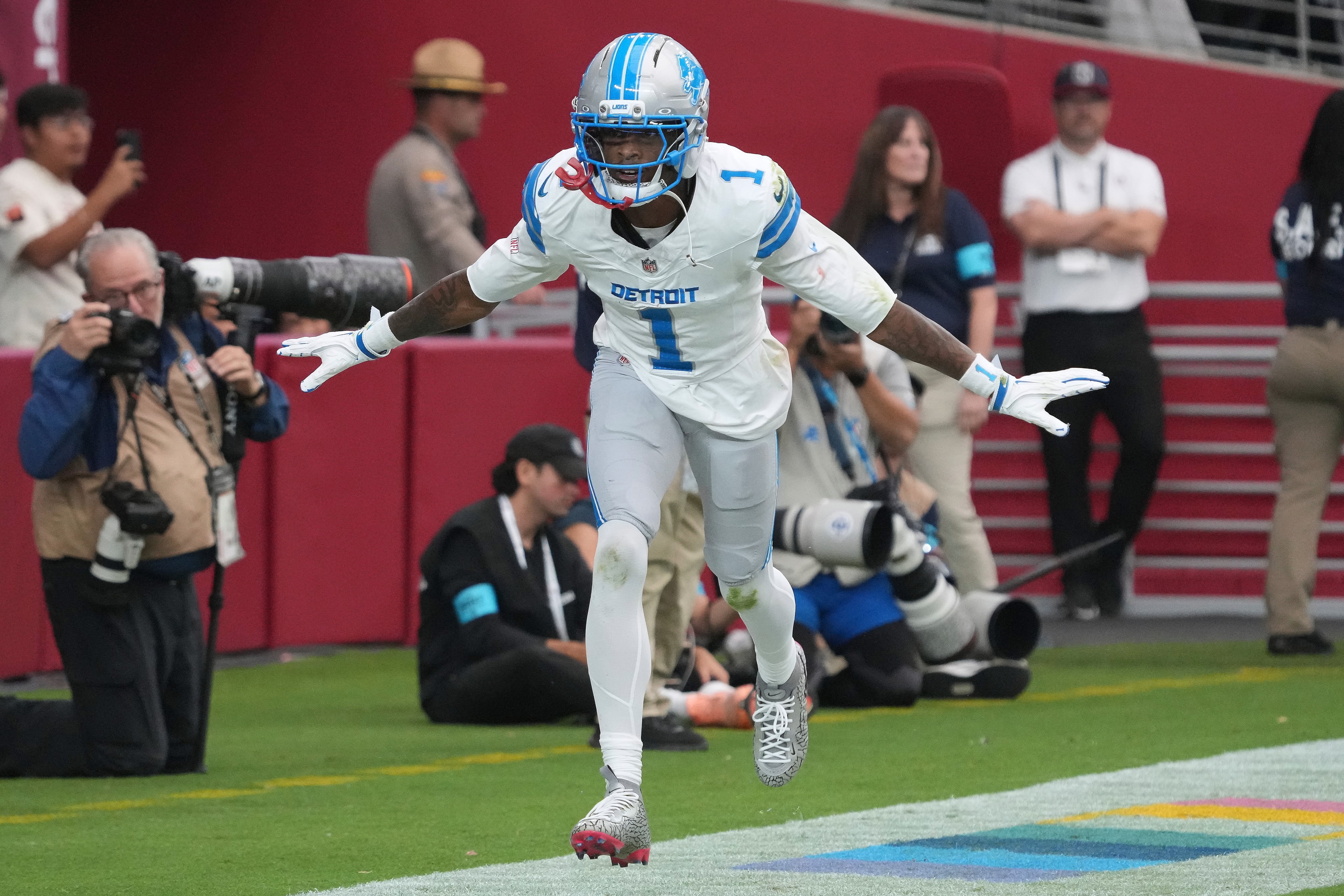 Jared Goff, Jahmyr Gibbs lead the Lions' offensive romp in a 45-21 win over the Cardinals