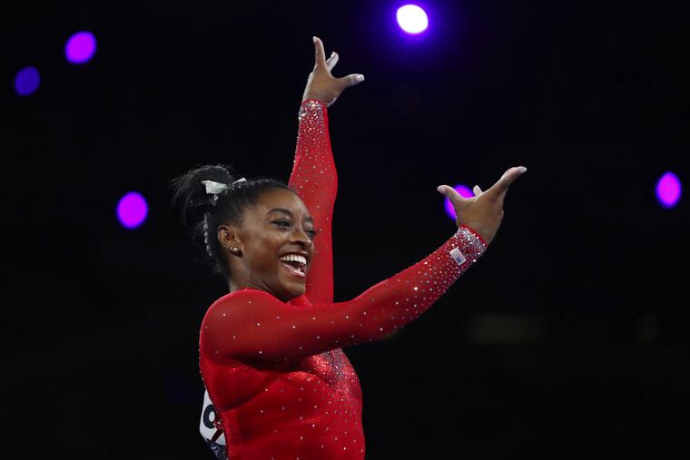 La estadounidense Simone Biles compite en la final de salto de caballo en el Mundial de gimnasia en Stuttgart, Alemania, el sábado 12 de octubre de 2019. (AP Foto/Matthias Schrader)