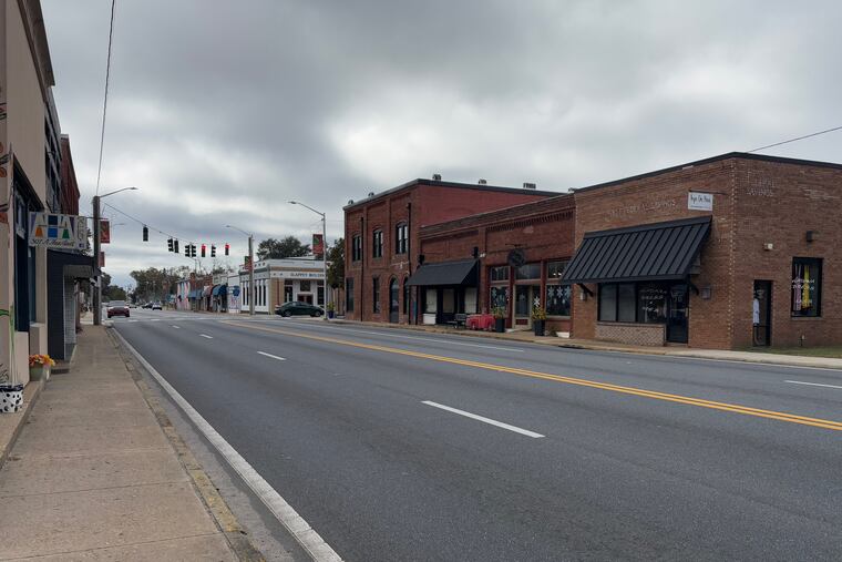 Main Street in Havana, Fla., near the Georgia border, features antique stores, gift shops, a general store, and restaurants. “Everything you would imagine a Hallmark movie to be is kind of where we live,” says Kendrah Wilkerson, Havana’s town manager. (Daniel Chang/KFF Health News)