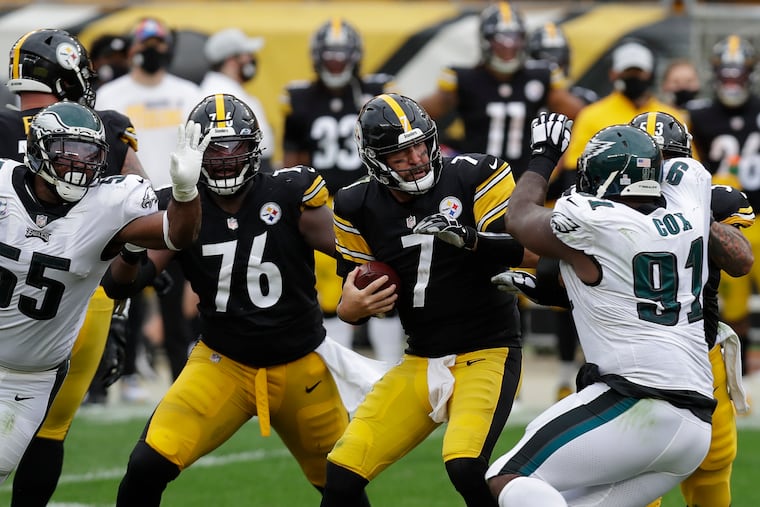 Eagles defensive linemen Brandon Graham (55) and Fletcher Cox (91) go after Pittsburgh Steelers quarterback Ben Roethlisberger on Oct. 11. Both players have been selected to the Pro Bowl, the NFL announced Monday.