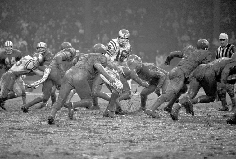 Eagles quarterback Norm Snead plays against the Lions in Detroit on Thanksgiving Day, Nov. 28, 1968.