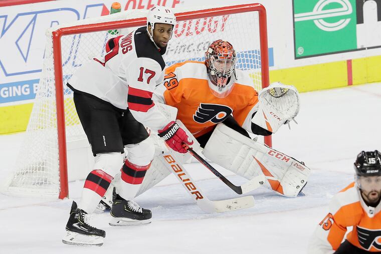 New Jersey's Wayne Simmonds and Flyers goalie Carter Hart tracked the puck during a game early last season. Hart, 22, is looking to build off a strong season.