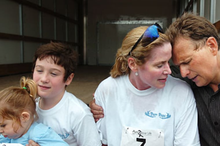 Gary Papa (rt), sports director at 6ABC, has died. He's seen here with his wife Kathleen, his son Nathaniel, 10, on the left, holding family friend Shae Sawyer, 2, on his lap last year. (Sharon Gekoski-Kimmel / Inquirer)