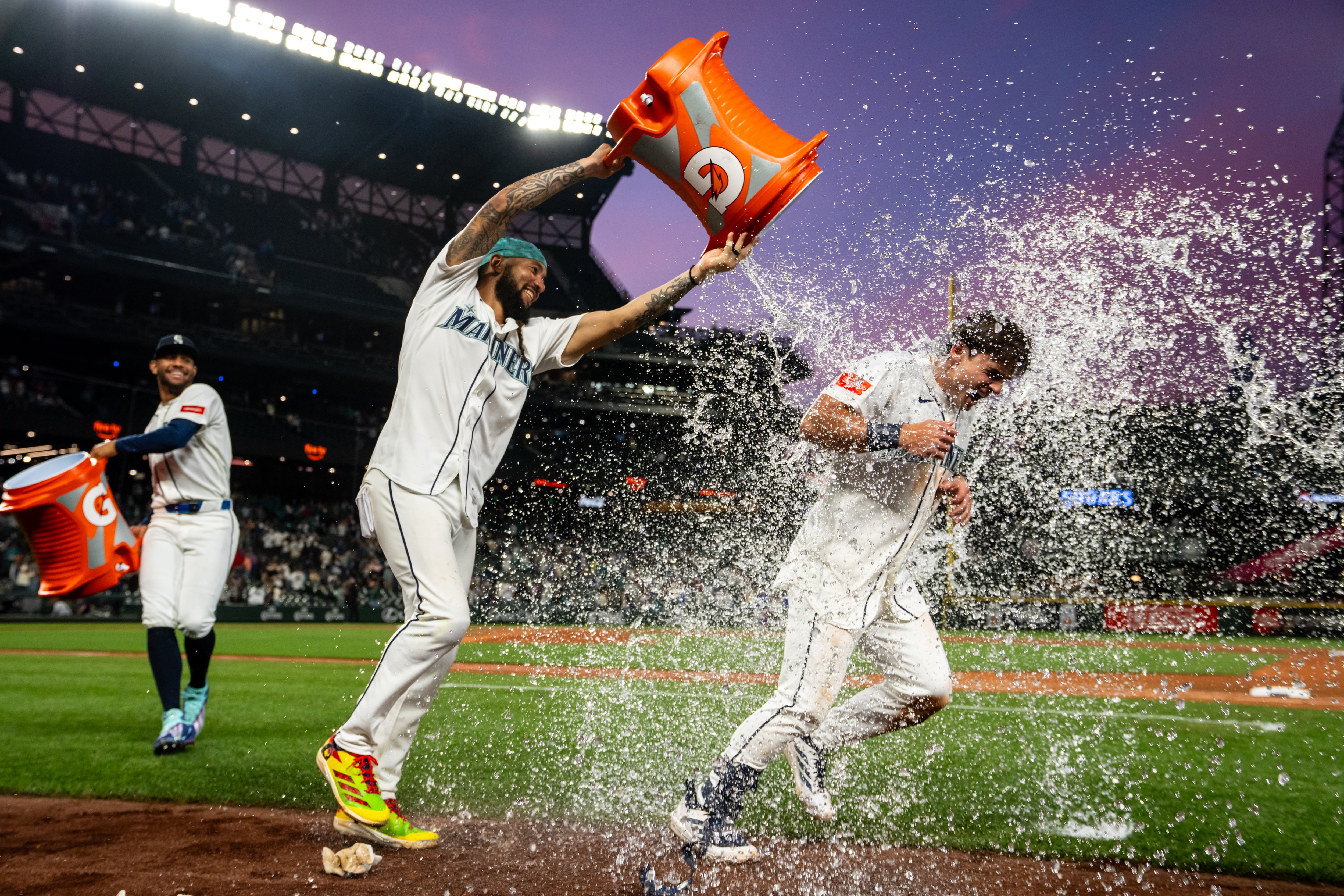Cole Young’s single in 10th gives streaking Mariners another walk-off win, 3-2 over Mets