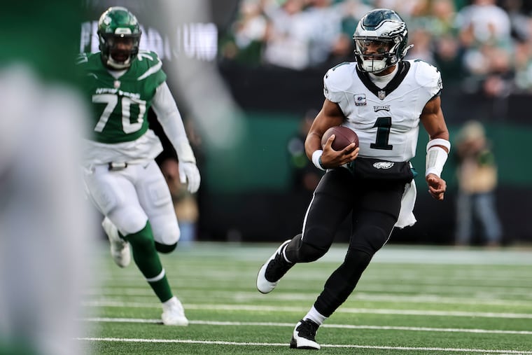 Philadelphia Eagles quarterback Jalen Hurts runs for 9 yards during the first quarter of the game against the New York Jets at MetLife Stadium in East Rutherford, NJ on Sunday, October 15, 2023.