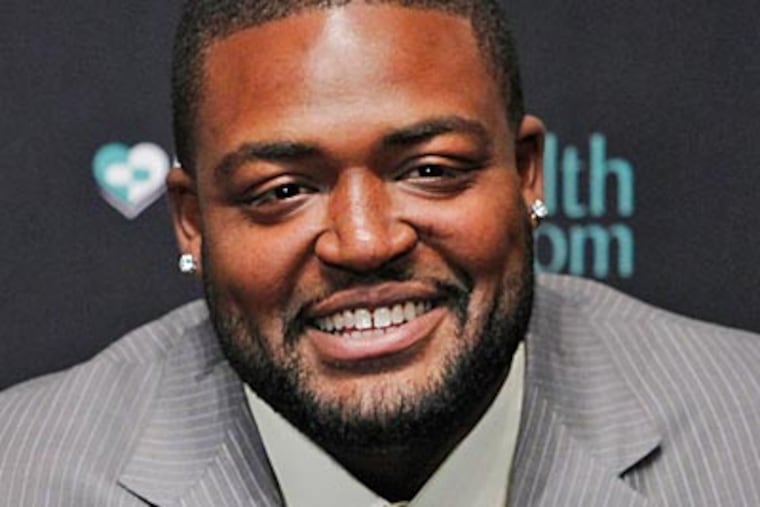 Left tackle Demetress Bell signed a five-year contract with the Eagles. (Alejandro A. Alvarez/Staff Photographer)