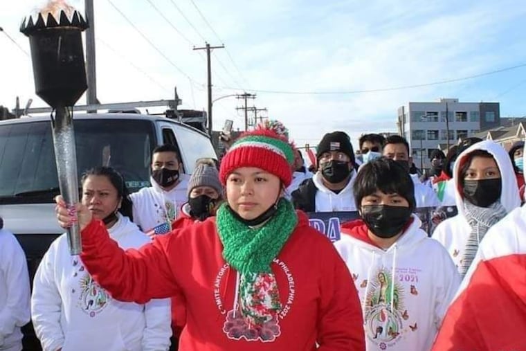 Ana Line Ceron Hernández, de rojo, durante el recorrido de la Antorcha de Guadalupe en Filadelfia en 2021.