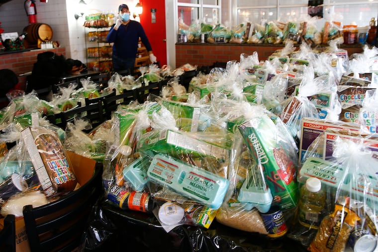 Los organizadores empacaron 350 despensas con arroz, frijoles, leche, huevos, tortillas de harina, picantes y sopas para distribuir a familias latinas en el sur de Filadelfia, el jueves 30 de abril de 2020.