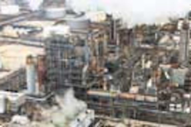 This is the Sunoco oil refinery along the Schuylkill River, in South Philadelphia. The Platt Bridge is in the background. in South Philadelphia. Sunoco Inc. is getting sold to a Texas pipeline company for $5.3 billion. (MICHAEL BRYANT / Staff Photographer )