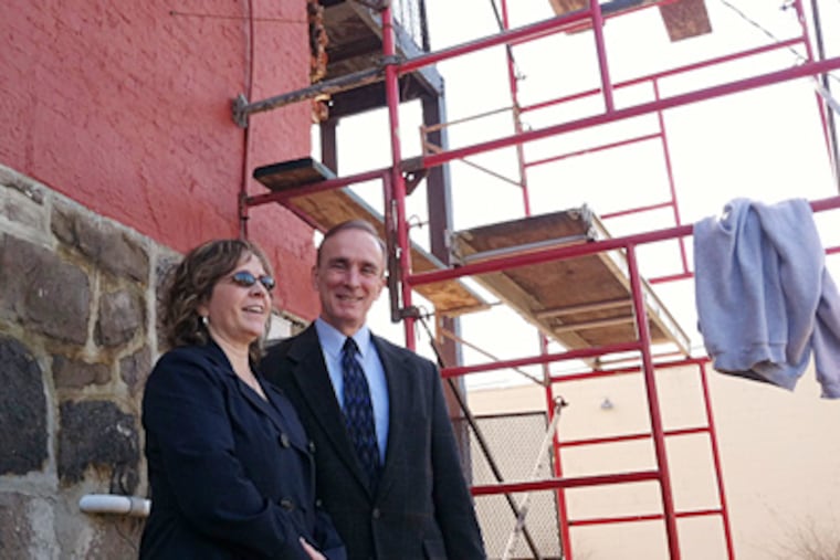 Heidi Louis of the Woodbury Olde-City Restoration Committee with Frank Myers, theater president. (Kevin Riordan / Staff)