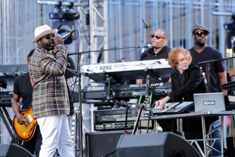 Black Thought sings with The Roots performing at the Wawa Welcome America Jam on the Parkway, Friday, July 4, 2014. ( Elizabeth Robertson / Staff Photographer )