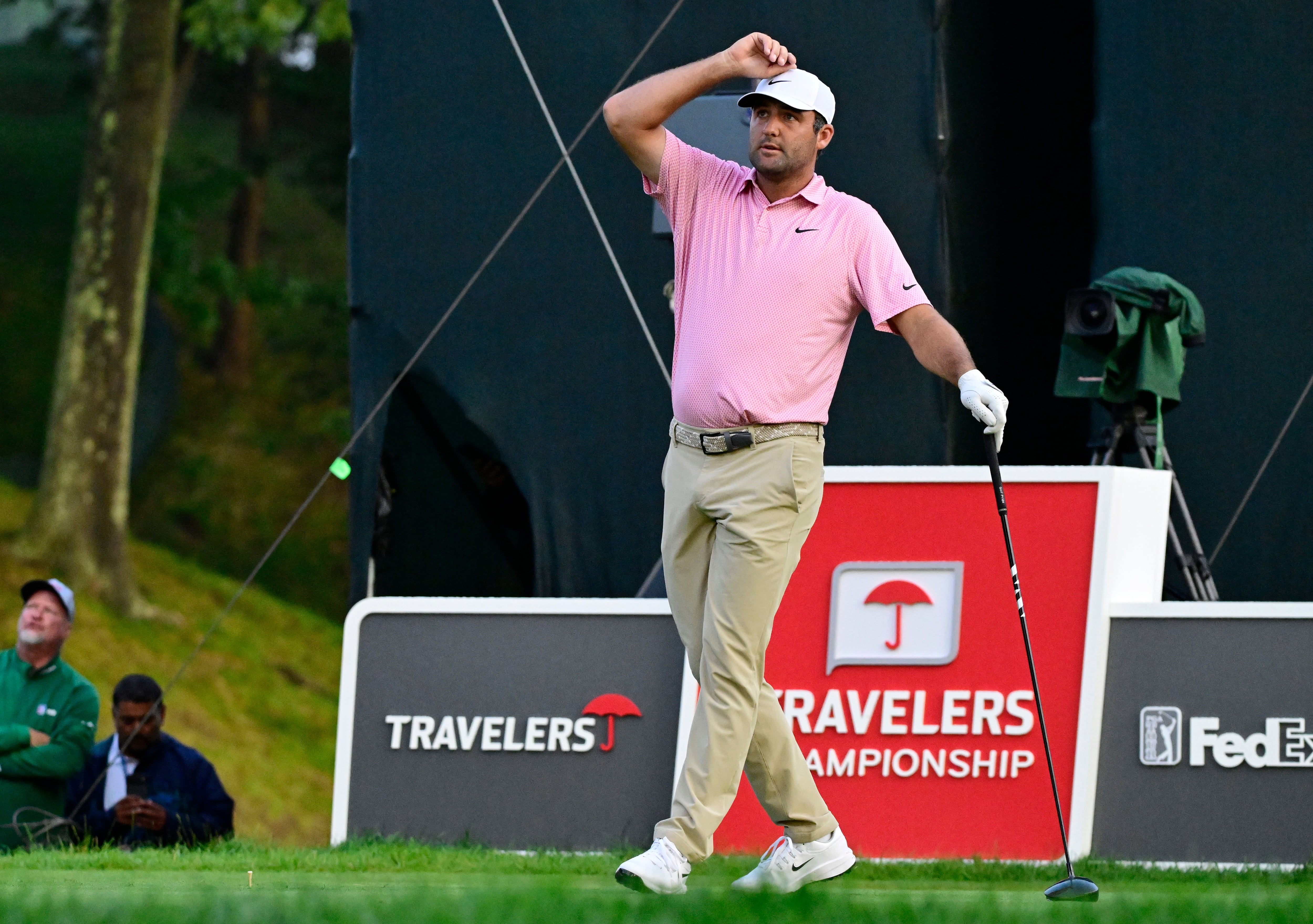 Scheffler makes clutch putt to force Monday playoff against Hovland in Travelers Championship