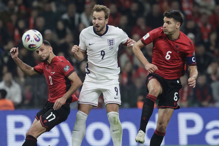 Harry Kane (center) and England might enter the World Cup as the title favorites.