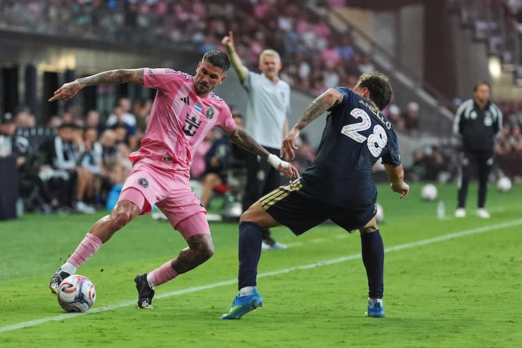 Bradley Carnell (center) watches from afar as Agustín Anello (right) battles Inter Miami superstar Rodrigo de Paul during Sunday's 6-4 loss, in the teams' last game before the World Cup break.
