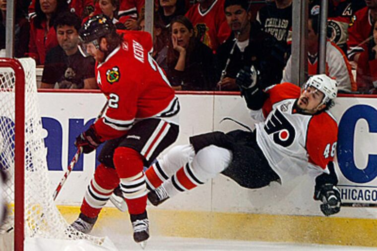 Danny Briere and the Flyers fell to the Blackhawks in Game 1 of the Stanley Cup Finals. ( Ron Cortes / Staff Photographer )