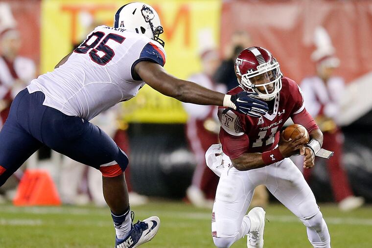 Temple's P.J. Walker escapes UConn's Kenton Adeyemi in the second-quarter on Saturday, November 28, 2015 in Philadelphia. ( YONG KIM / Staff Photographer )