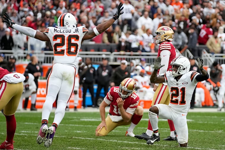 Browns' Rodney McLeod Jr. (26) and Denzel Ward (21) celebrate after 49ers kicker Jake Moody missed a field goal on Oct. 15.