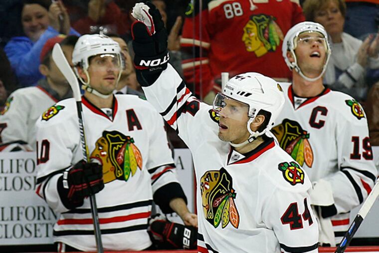 Blackhawks' Kimmo Timonen waves to fans. (YONG KIM/Staff Photographer)