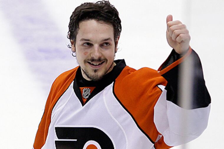 Danny Briere gives a thumbs up after the Flyers eliminated the Bruins with a historic rally. (Yong Kim / Staff Photographer)