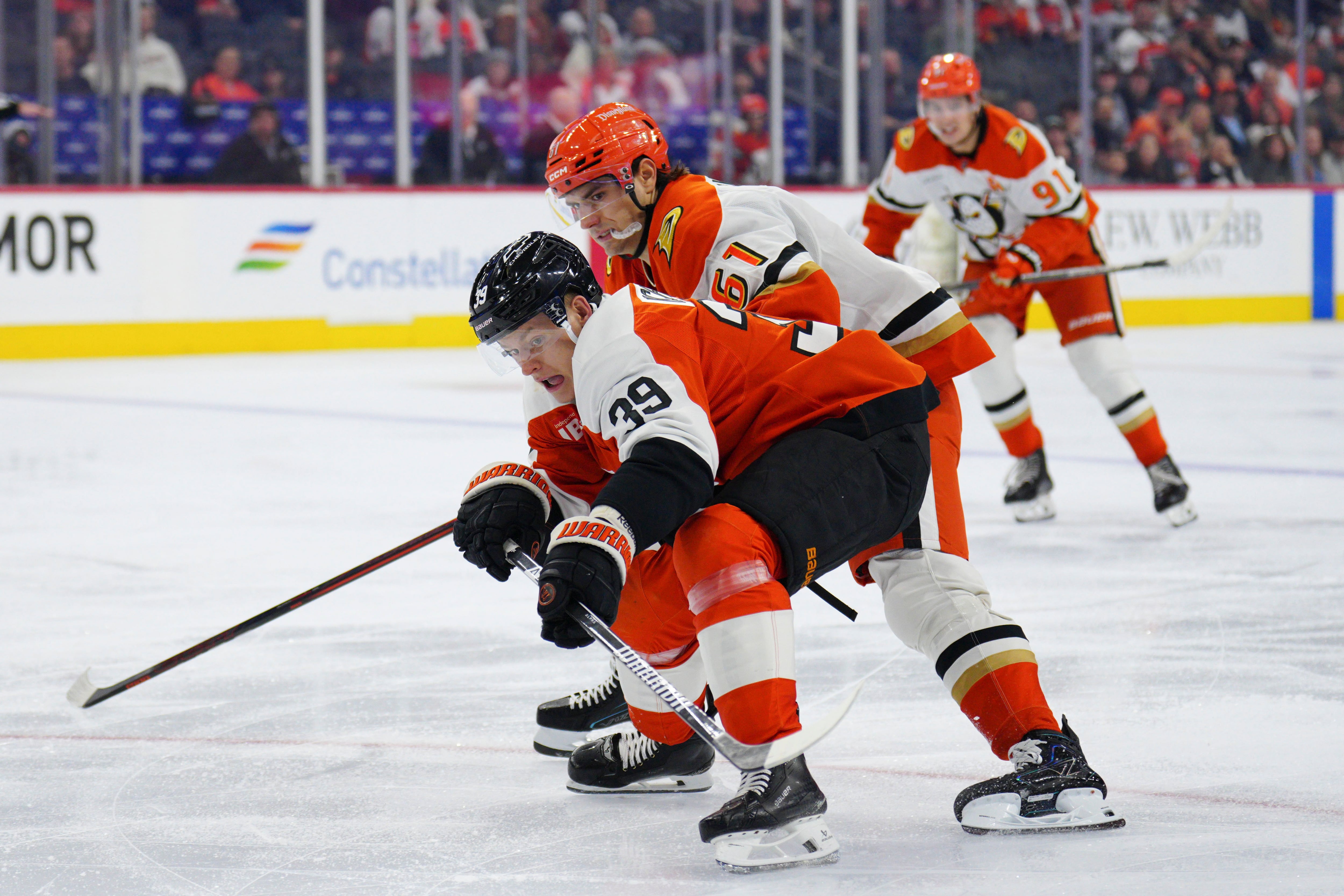 Leo Carlsson rallies the Ducks to a 5-4 victory over the Flyers