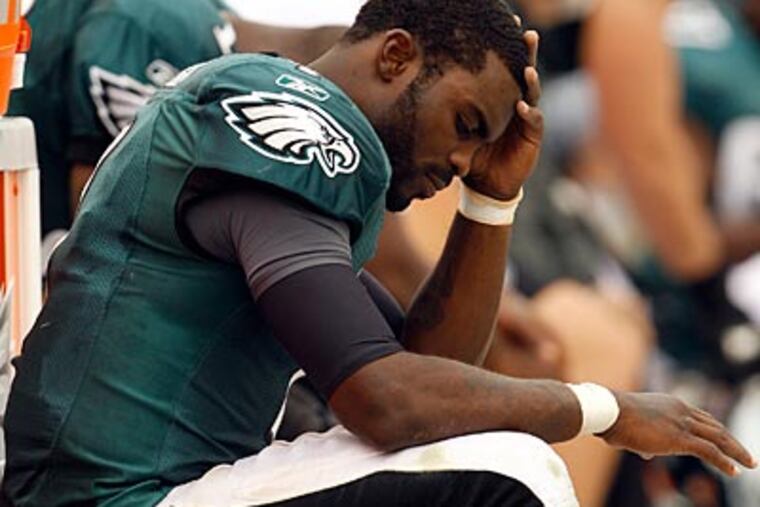 Eagles quarterback Michael Vick broke his right hand during Sunday's loss. (Yong Kim/Staff Photographer)