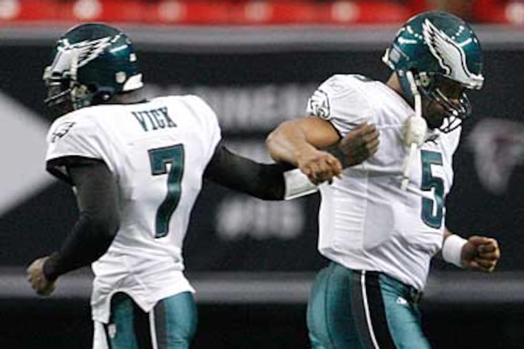 Michael Vick greeets Donovan McNabb,right after he came in the
fourh quarter in Atlanta ( Ron Cortes / Staff Photographer )